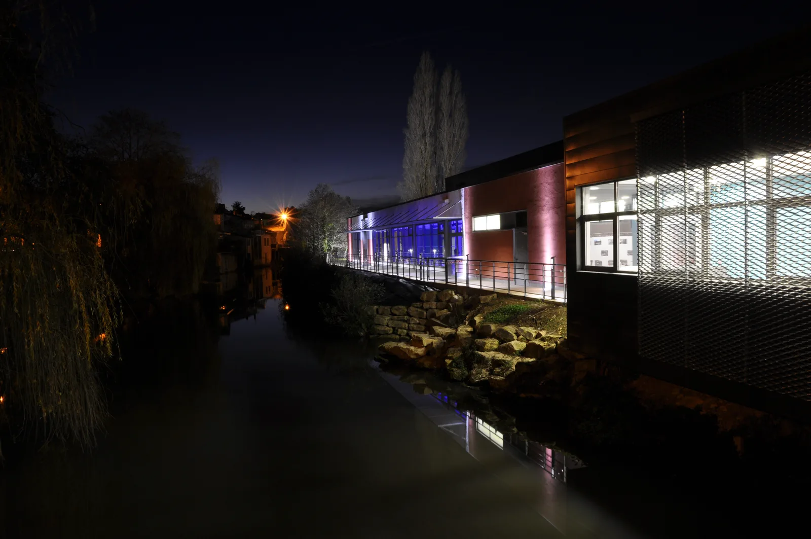 Le bassin intérieur de nuit